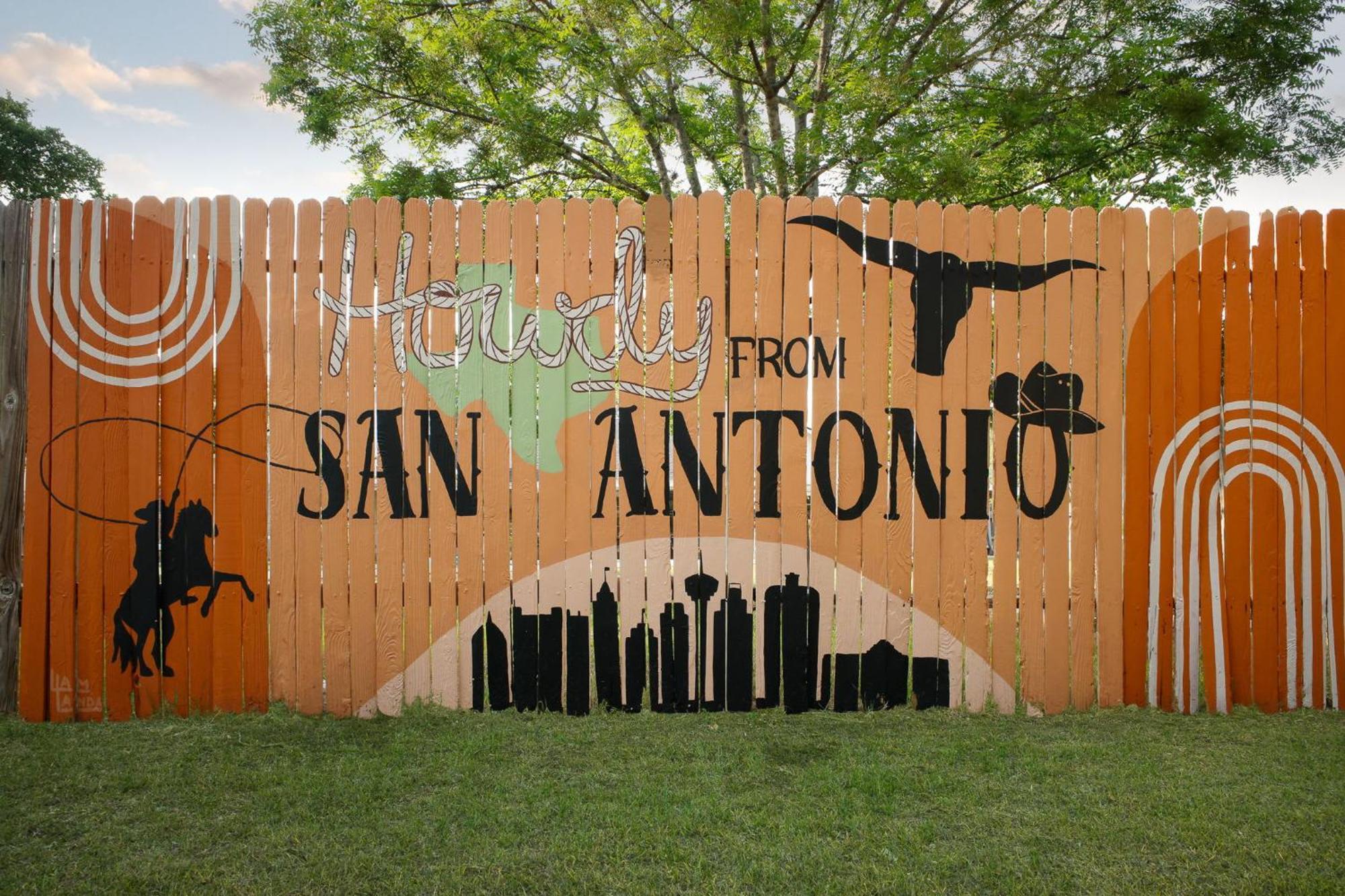Holiday home Sleeps 20 Sport Court Pool Hot Tub Putt Putt Games San Antonio