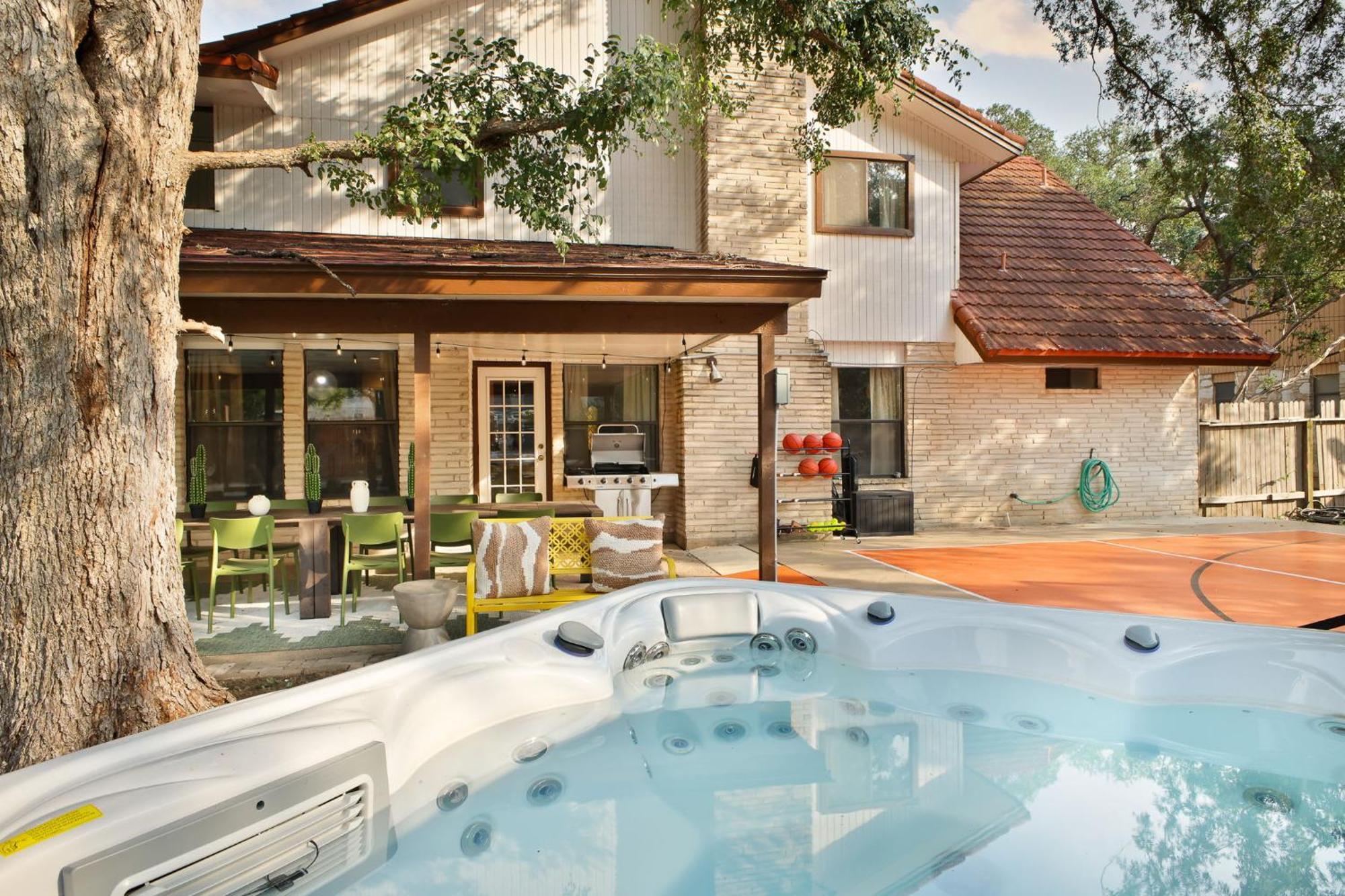 Holiday home Sleeps 20 Sport Court Pool Hot Tub Putt Putt Games