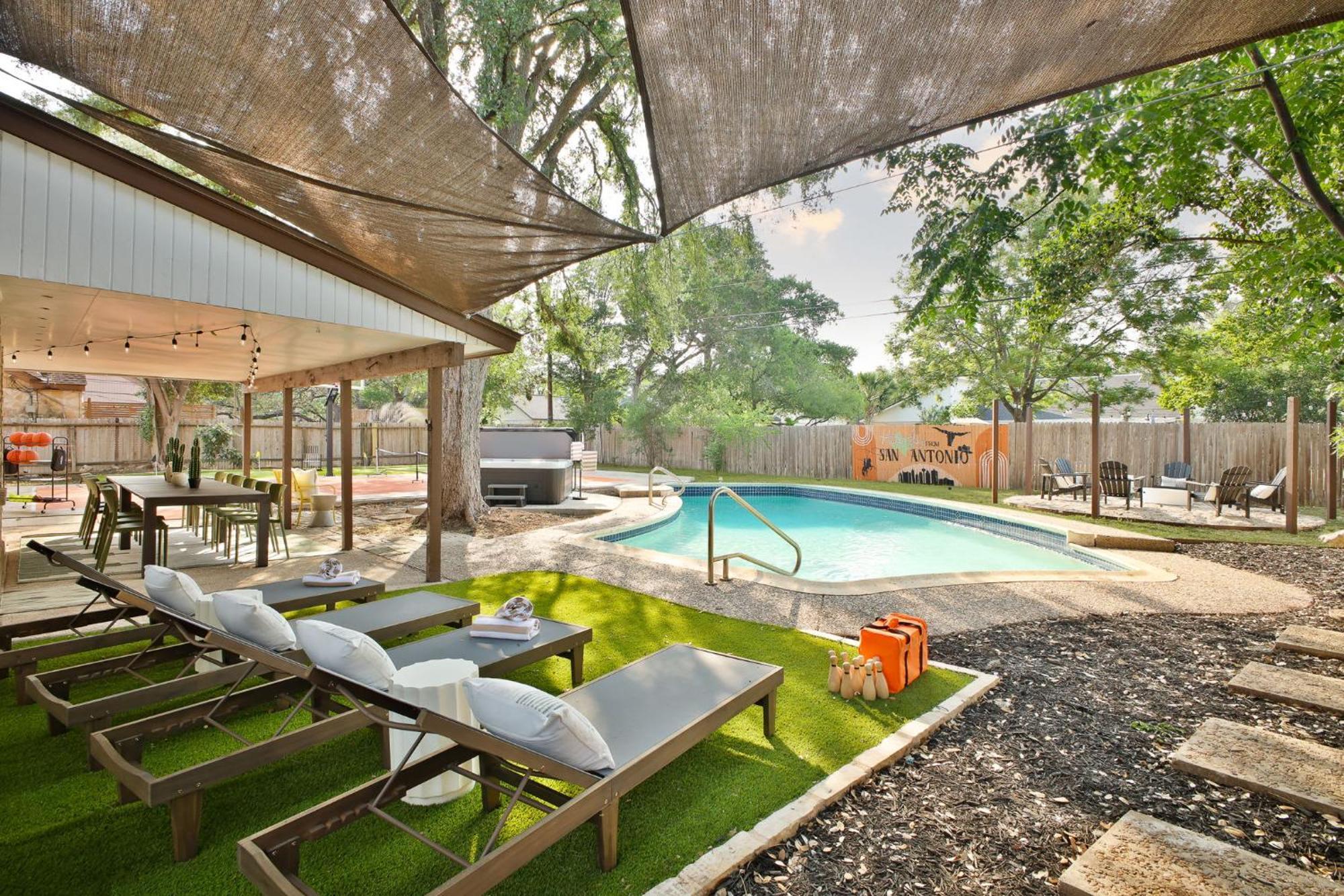 Sleeps 20 Sport Court Pool Hot Tub Putt Putt Games Holiday home