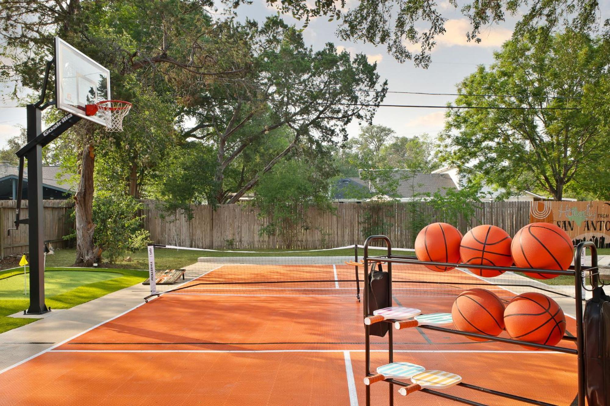 Sleeps 20 Sport Court Pool Hot Tub Putt Putt Games Holiday home
